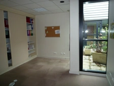 Dpt Aisne (02), Château-THierry, à vendre  immeuble de bureaux haut de gamme, construit en 2002 de 2412 m2, libre.