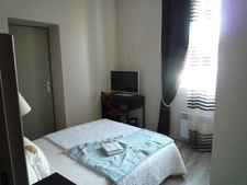  CONDE EN BRIE (02) à vendre murs d'un restaurant avec matériel, 7 chambres meublées et un appartement.