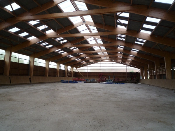 FERE EN TARDENOIS, à vendre grand bâtiment en lamellé colé  de 1800 m2 (60X30) sur un terrain de 2855 m2 