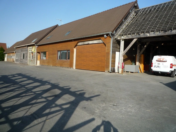 Dpt Aisne (02), LA CROIX SUR OURCQ  à vendre ensemble immobilier professionnel  1170 m2 ateliers et bureaux sur 3000 m2 de terrain 