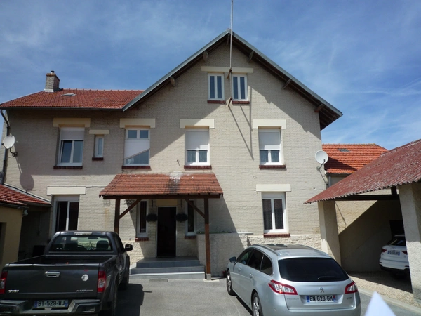 Chassemy (02) à vendre superbe propriété de 320 m2 sur un terrain  clos de 5 ha avec étang de 2 ha