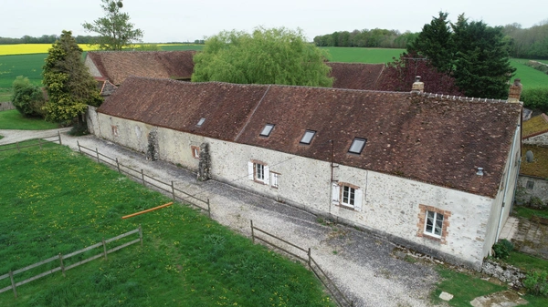 LE THOULT TROSNAY (51) Grand corps de ferme idéal évenementiel activité gîtes en place 