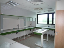 Dpt Aisne (02), Château-THierry, à vendre  immeuble de bureaux haut de gamme, construit en 2002 de 2412 m2, libre.