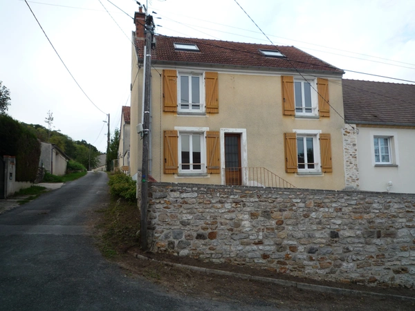  ESSOMES SUR MARNE (02) à vendre maison de 140 m2 à rénover avec cour fermée et grange de 44 m2 