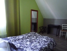  CONDE EN BRIE (02) à vendre murs d'un restaurant avec matériel, 7 chambres meublées et un appartement.