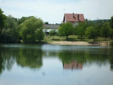 Chassemy (02) à vendre superbe propriété de 320 m2 sur un terrain  clos de 5 ha avec étang de 2 ha