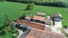 ESSOMES SUR MARNE (02) à vendre joli corps de ferme avec maison et nombreux bâtiments sur un terrain de 10 hectares     