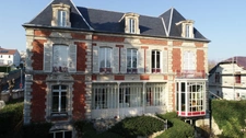 Aisne department (02), Château-Thierry town center, 1850 residence with 600 m² of living space and a walled park of 1 hectare 