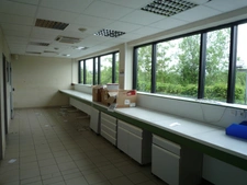 Dpt Aisne (02), Château-THierry, à vendre  immeuble de bureaux haut de gamme, construit en 2002 de 2412 m2, libre.