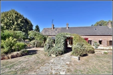 LES BAUX-SAINTE-CROIX – ANCIEN CORPS DE FERME, DEUX MAISONS ET 300 M² DE DÉPENDANCES SUR PLUS D’UN HECTARE