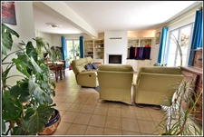 Propriété de standing de 200 m² habitables, avec dépendances, sous-sol, et vastes garages