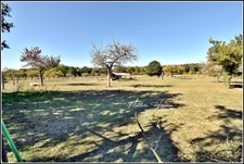 LES BAUX-SAINTE-CROIX – ANCIEN CORPS DE FERME, DEUX MAISONS ET 300 M² DE DÉPENDANCES SUR PLUS D’UN HECTARE