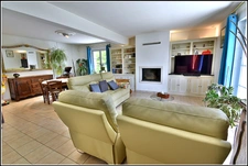 Propriété de standing de 200 m² habitables, avec dépendances, sous-sol, et vastes garages