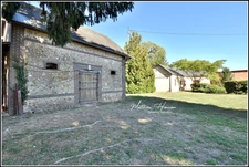 LES BAUX-SAINTE-CROIX – ANCIEN CORPS DE FERME, DEUX MAISONS ET 300 M² DE DÉPENDANCES SUR PLUS D’UN HECTARE