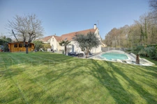 ÉLÉGANTE PROPRIÉTÉ FAMILIALE 5 CHAMBRES - PISCINE - PARFAIT ÉTAT