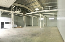 A louer Gémenos, local entrepôt de 667 m² avec accès poids-lourd, porte sectionnelle.