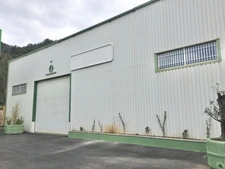 A louer Gémenos, local entrepôt de 667 m² avec accès poids-lourd, porte sectionnelle.