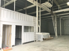 A louer Gémenos, local entrepôt de 667 m² avec accès poids-lourd, porte sectionnelle.