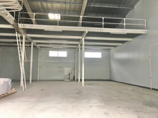A louer Gémenos, local entrepôt de 667 m² avec accès poids-lourd, porte sectionnelle.