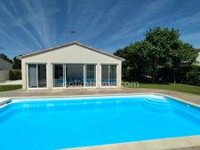 Charente, à Vars, maison de plain pied de 137 m², 4 chambres, véranda, piscine, garage et terrain clos 1002 m²