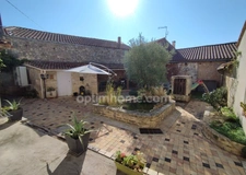 Mornac. Maison de 133 m², rénovée avec soin avec 2 garages et dépendances.