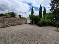  SAINT AMANT DE BOIXE. Maison en pierre de 96 m², 2 granges, jardin clos