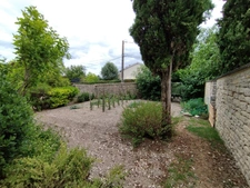  SAINT AMANT DE BOIXE. Maison en pierre de 96 m², 2 granges, jardin clos