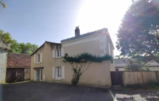 Chazelles, proche La Rochefoucauld. Maison de caractère de 223 m², 5 chambres, cour et grange