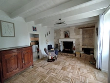  SAINT AMANT DE BOIXE. Maison en pierre de 96 m², 2 granges, jardin clos