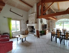 Charente, exceptionnelle ! A 10mn de La Rochefoucauld, maison 206 m², pièce de vie 70 m², grange, terrain clos 3602m²