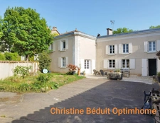 Chazelles, proche La Rochefoucauld. Maison de caractère de 223 m², 5 chambres, cour et grange