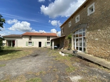 Bunzac. Ensemble immobilier avec maison, gîte et piscine sur 12 565 m² de terrain 