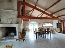 Charente, exceptionnelle ! A 10mn de La Rochefoucauld, maison 206 m², pièce de vie 70 m², grange, terrain clos 3602m²