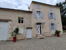  SAINT AMANT DE BOIXE. Maison en pierre de 96 m², 2 granges, jardin clos