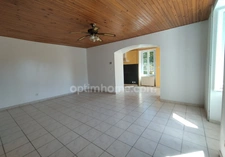 Charente. LA TACHE. Maison 81 m² environs, cour, jardin et grange.