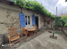 Charente, Roussines. Maison de campagne avec grange attenante, jardin, carport.