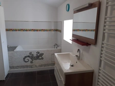  ST LAURENT DE CERIS, Charente. Maison de 160 m² avec grange, dépendances et piscine.