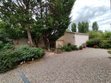  SAINT AMANT DE BOIXE. Maison en pierre de 96 m², 2 granges, jardin clos