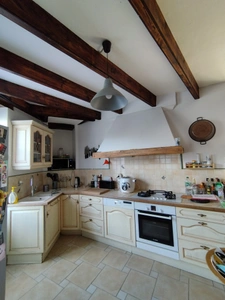 Mornac. Maison de 133 m², rénovée avec soin avec 2 garages et dépendances.