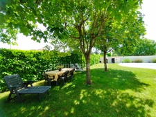 Charente, à Vars, maison de plain pied de 137 m², 4 chambres, véranda, piscine, garage et terrain clos 1002 m²