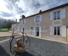 Charente, exceptionnelle ! A 10mn de La Rochefoucauld, maison 206 m², pièce de vie 70 m², grange, terrain clos 3602m²