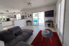 Charente, à Vars, maison de plain pied de 137 m², 4 chambres, véranda, piscine, garage et terrain clos 1002 m²