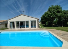 Charente, à Vars, maison de plain pied de 137 m², 4 chambres, véranda, piscine, garage et terrain clos 1002 m²