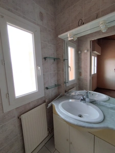 ANGOULEME, secteur calme, maison 112 m², terrasse, garage, cour et terrain clos.