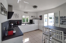 Charente, à Vars, maison de plain pied de 137 m², 4 chambres, véranda, piscine, garage et terrain clos 1002 m²