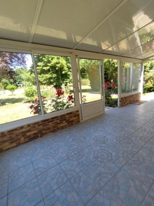 SOUS OFFRES. La Rochefoucauld-Rivières : Maison de plain pied de 98 m², avec 2 garages et 1 véranda, terrain clos de 3742 m²