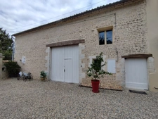  SAINT AMANT DE BOIXE. Maison en pierre de 96 m², 2 granges, jardin clos