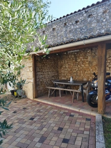 Mornac. Maison de 133 m², rénovée avec soin avec 2 garages et dépendances.