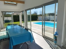 Charente, à Vars, maison de plain pied de 137 m², 4 chambres, véranda, piscine, garage et terrain clos 1002 m²