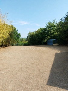 MARTHON Terrain CU de 911 m² clos, avec deux garages fermés.